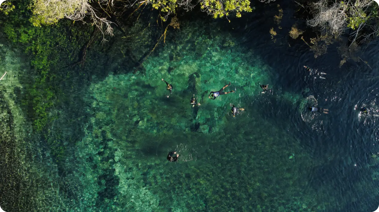 Águas cristalinas em Bonito no Mato Grosso do Sul, destino de ecoturismo no Brasil
