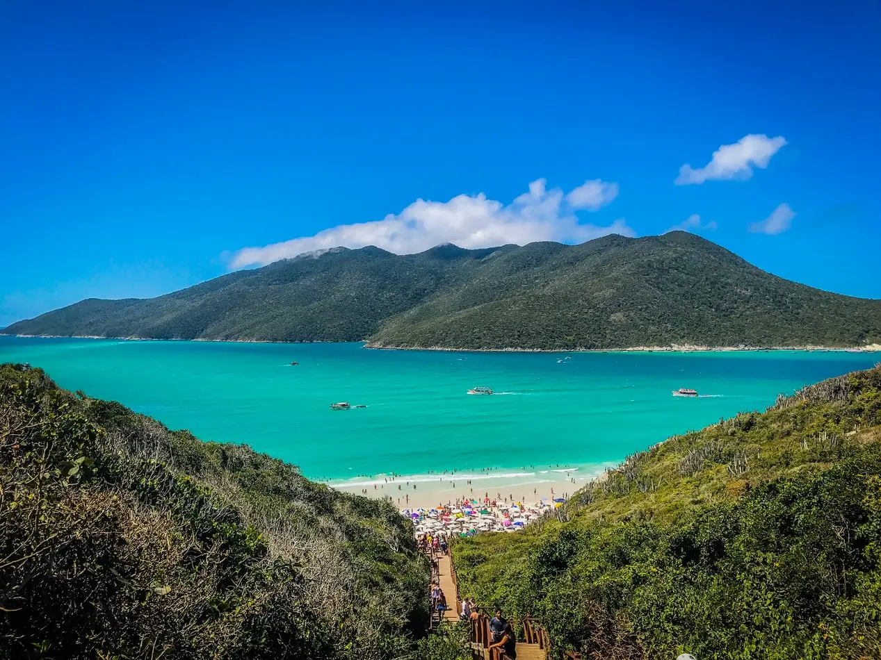 Vista do alto para praia de mar azul em Arraial do Cabo no Brasil