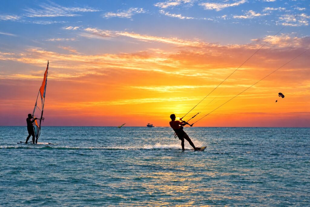 Kitesurf e windsurf ao pôr do sol em Aruba