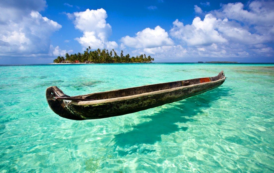 Canoa no mar cristalino de San Blas, Panamá